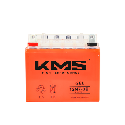Batería de gel 12N7-4B KM Motos, vista frontal con bornes de conexión, en caja de batería.