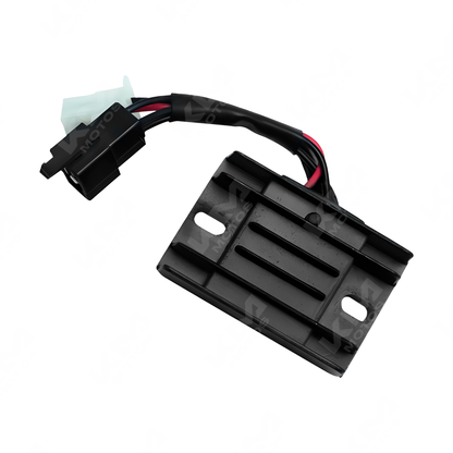 Regulador de voltaje KM Motos GXT/KMF200, rectificador para sistema eléctrico de motocicleta, con componentes visibles en la imagen.