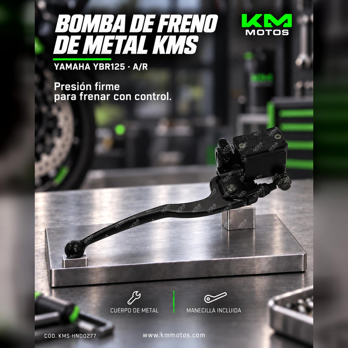 Bomba de freno de metal con manecillas para YBR125, marca KM Motos, instalada en motocicleta, detalles de componentes metálicos.