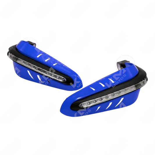 Protector de punos KM Motos con luces direccionales azules para mayor seguridad y estilo en motocicletas.