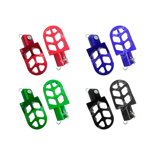 Estribos delanteros estilo cross racing de KM Motos, con diseño resistente y seguro para motocicletas off-road.