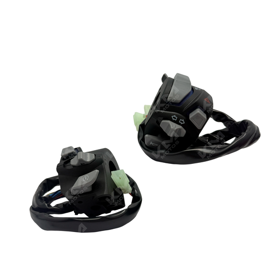 Mandos universales para moto KM Motos con LED, control de accesorios y estilo compacto, en color negro.