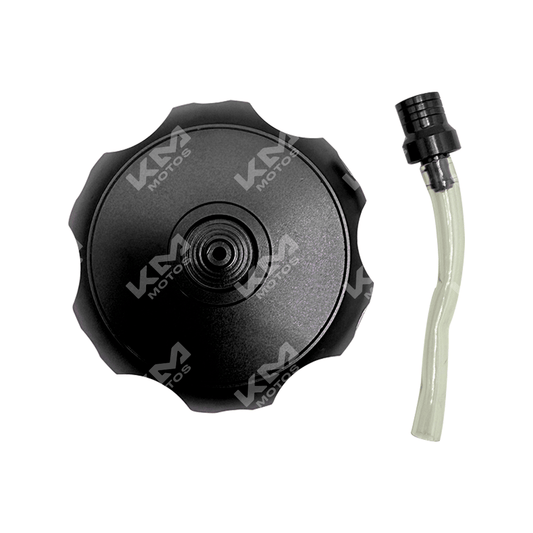 Tapon de tanque universal negro KMS con válvula de ventilación para vehículos, visible en la imagen.