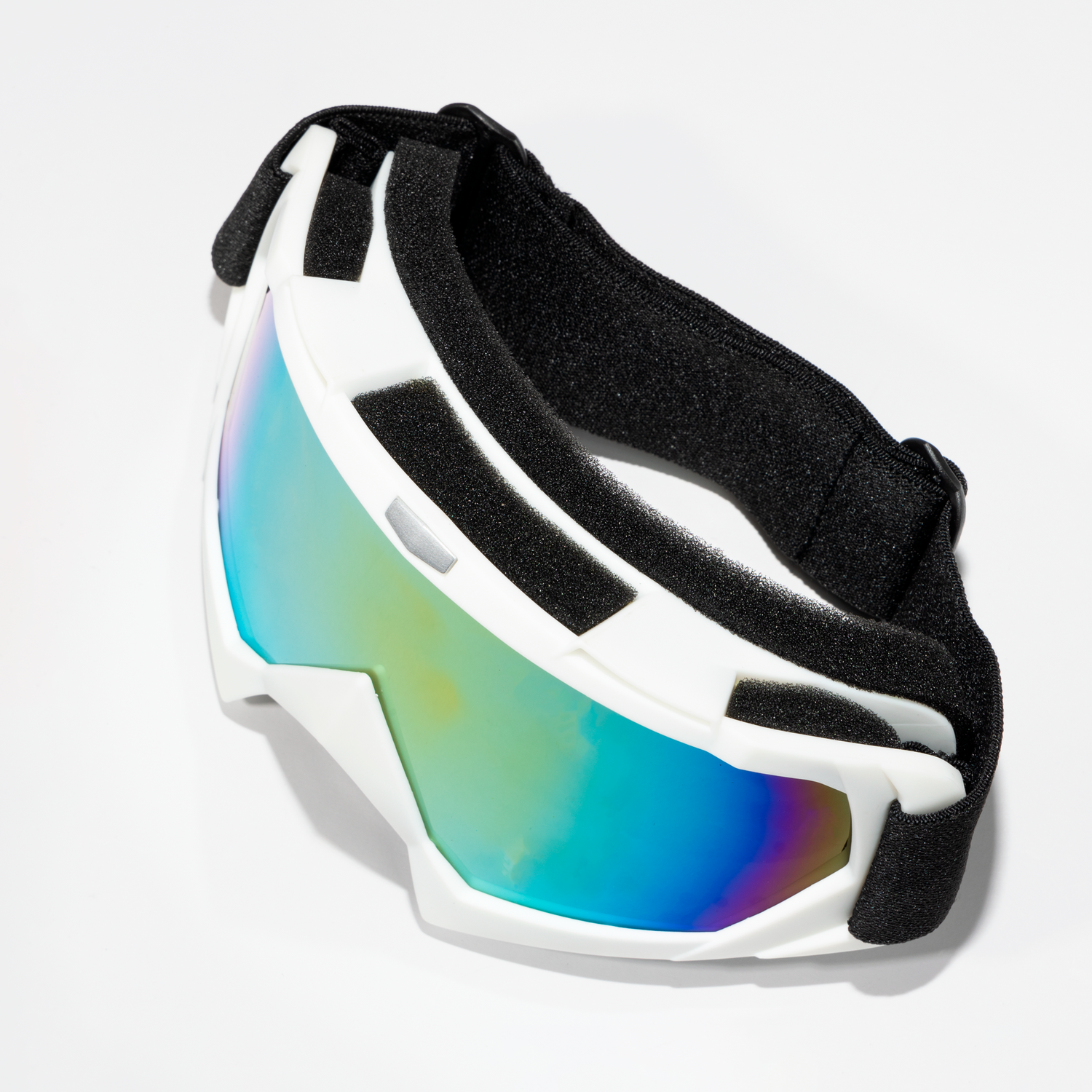 Gafas deportivas con protección facial y esponja blanca de KM Motos, diseño cómodo y ajustable para actividades al aire libre.