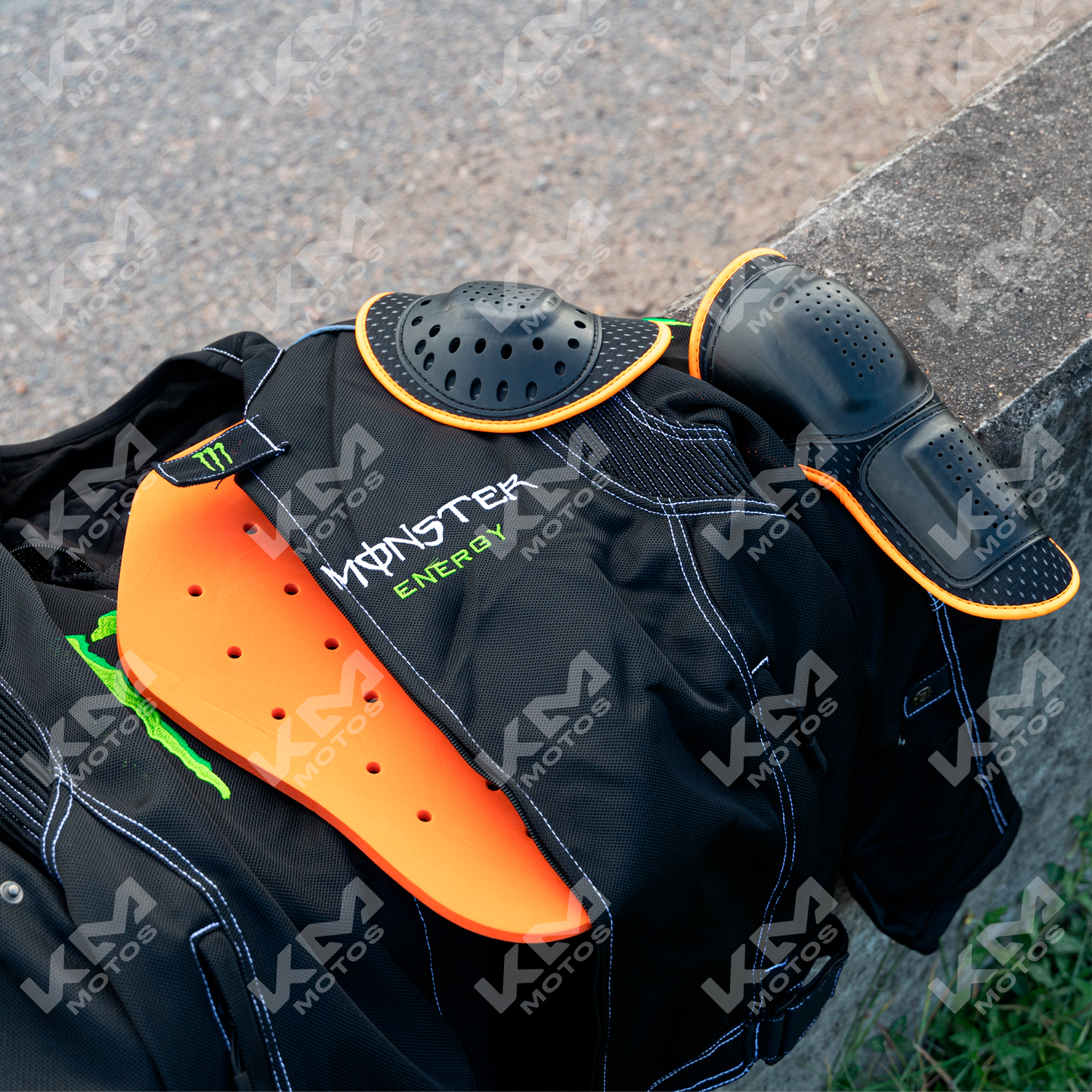 CHAQUETA DEPORTIVA MONSTERS - KMMOTOSHN