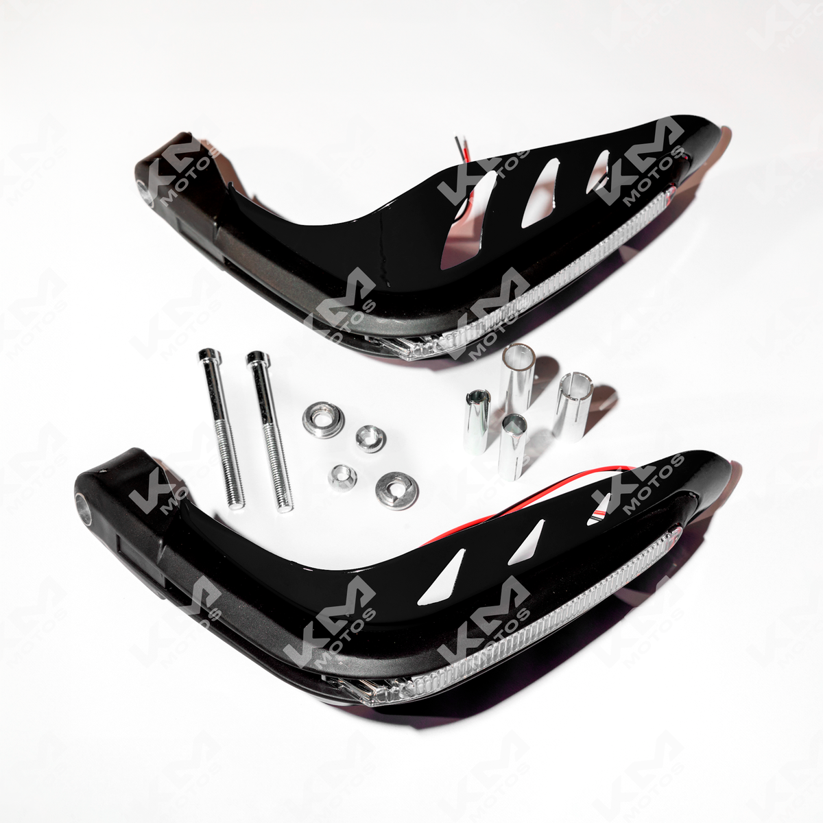 Protector de puños negro con luces direccionales, compatible con motos KM Motos, resistente y fácil de instalar.