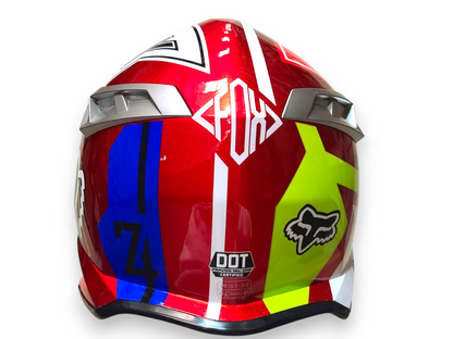 Casco de cross rojo HS2 Fox DOT HS2 WLT188 HS2 con visera y diseño aerodinámico, en vista frontal.