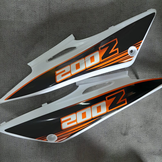 Tapaderas laterales blancas para XM200Z de KM Motos, con diseño resistente y ajuste perfecto en la motocicleta.
