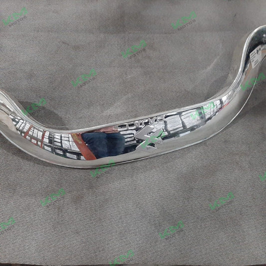 Cromo frontal Universal RE205 para mototaxi, parte metálica brillante con detalles de acabado en cromo.