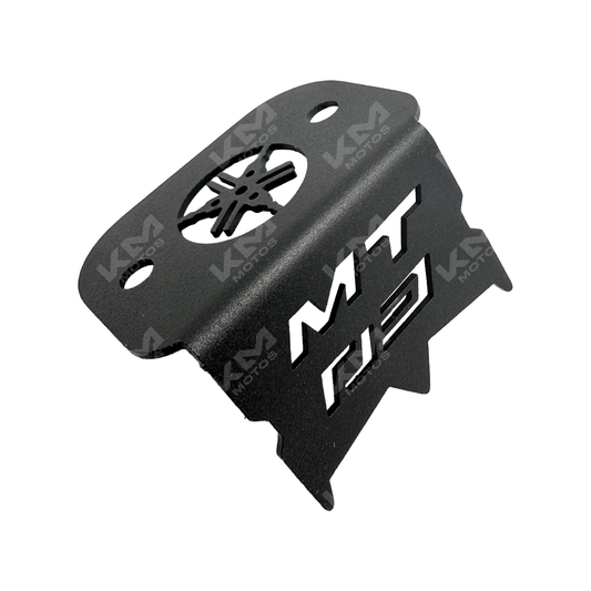 Protector de depósito de líquido de freno delantero para Yamaha MT-03, marca KM Motos, en color negro con detalles de protección