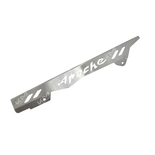 Protector de cadena para TVS Apache 160/200, pieza de KM Motos, muestra el componente en color negro con detalles metálicos.
