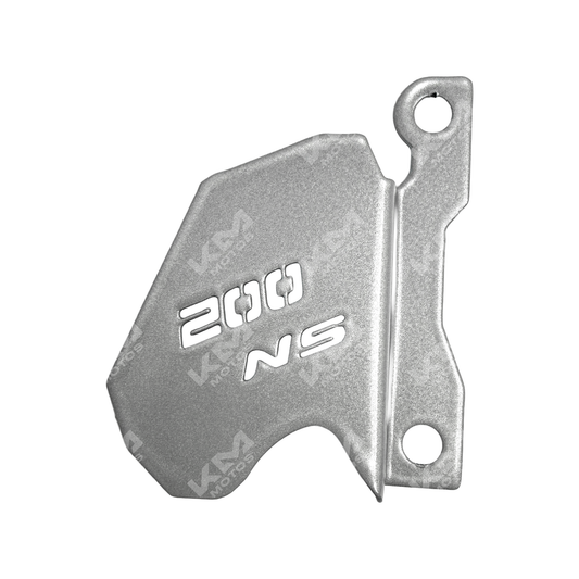 Protector de depósito para Bajaj NS200, marca KM Motos, en color negro, mostrando el accesorio instalado en la motocicleta.