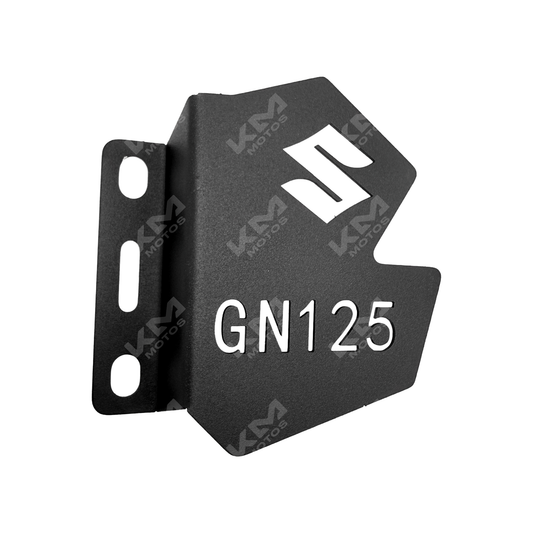 Protector de caliper para Suzuki GN125 de la marca KM Motos, muestra el protector negro instalado en el caliper.
