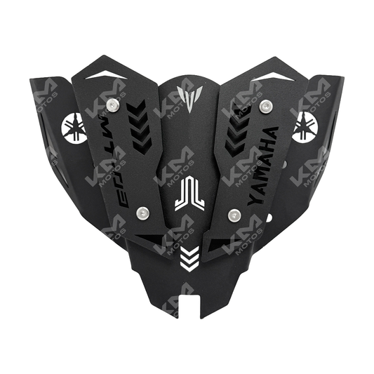 Visera de metal para Yamaha MT 03 de KM Motos, muestra la estructura y acabado en un entorno de taller.