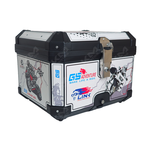 Maletero caja cuadrada de 57L de KM Motos con pegatina blanca en acabado negro, resistente y ideal para motocicletas.