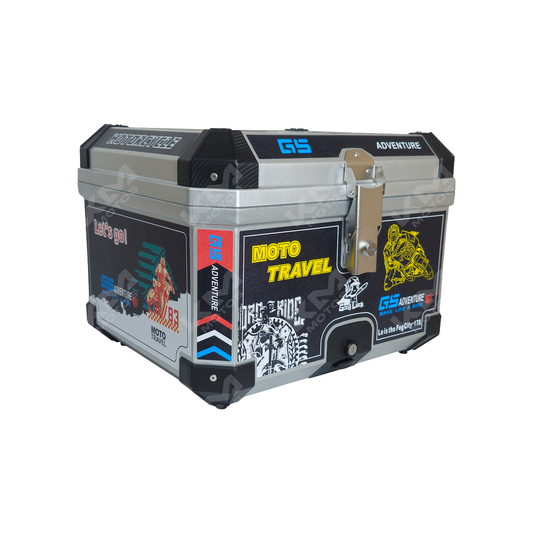 Maletero caja cuadrada de 57L KM Motos con adhesivo negro, forro y respaldo en color plata, para almacenamiento resistente en motocicleta.