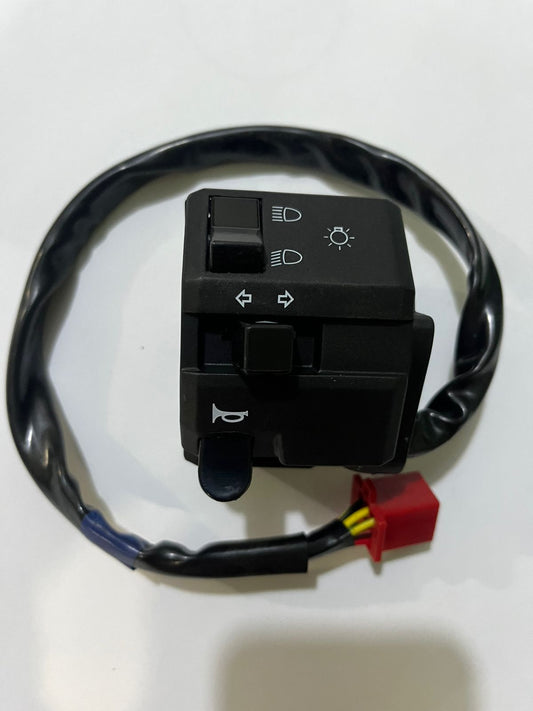 Mando izquierdo para motocicleta Bajaj Boxer 150, Discover, XCD con placa, en color negro y detalles de botones.