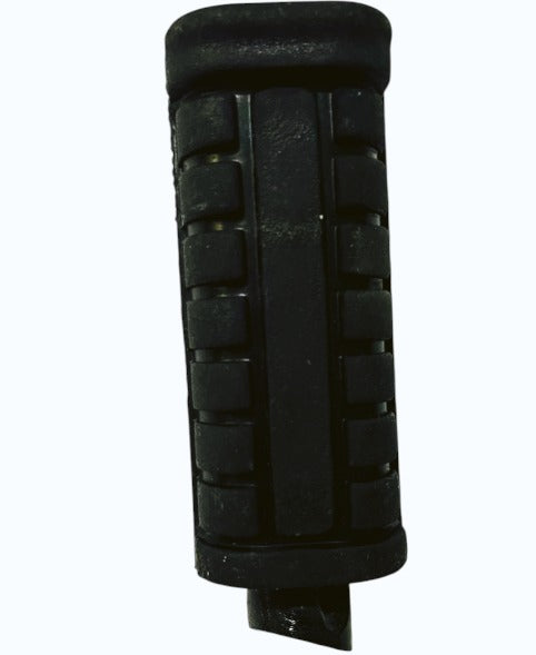 Base de estribo delantero izquierdo para motocicleta Bajaj PS135, de color negro y estructura metálica resistente.