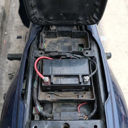Dónde se ubica la batería YTX4-BS en scooters y motos pequeñas