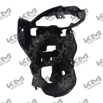 Soporte de faro 150ZMS de KM Motos, estructura metálica resistente para motocicletas, visualización del soporte instalado.