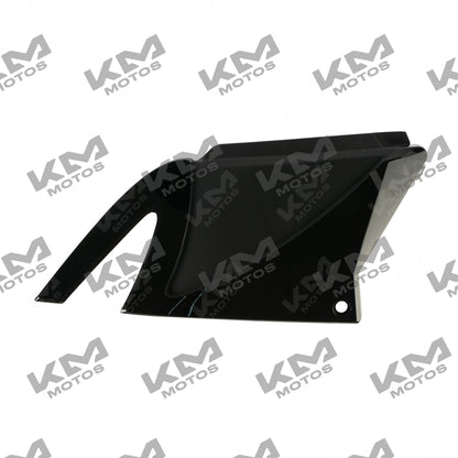Cubierta izquierda de plástico para tanque negro brillante FT200 AM, compatible con maquinaria agrícola.