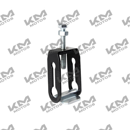 Ajustador izquierdo de cadena 150SZ de la marca ORIGINAL, componente metálico para maquinaria o bicicletas.