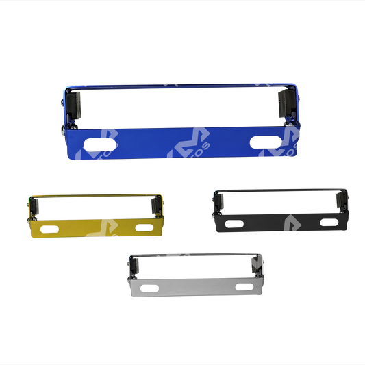 Porta placa universal de metal ajustable de la marca KM Motos, con diseño resistente y compatible con diferentes modelos de motos.